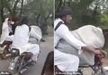 Bikin Ketawa, Pria Ini Bawa Sapi yang Cukup Besar Hanya dengan Gunakan Sepeda Motor