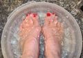 Hilangkan Kaki Pecah-pecah Secara Alami dengan Coba Rendam Kaki di Campuran Air Ini Selama 30 Menit, Mau Tahu Hasilnya? Buktikan Saja!