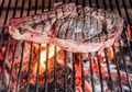 Menghemat Gas, Pria Ini Masak Daging di Dalam Mobil yang Dijemur di Depan Rumah!