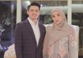 Lihat Gaya Fashion Hijab Busana Serba Hitam Zaskia Sungkar Saat Jalan Bareng Suami, Modis Banget!