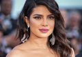 Ngaku Sakit Asma Sejak Umur 5 Tahun, Priyanka Chopra Ketahuan Merokok di Atas Perahu