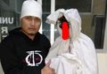 Apes Banget, Pocong Jadi-jadian ini Ditangkap Ketika Ingin Takuti Polisi yang Sedang Patroli
