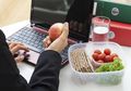 Peduli Tubuhmu: Memilih Makanan yang Sehat Saat di Kantor, Jangan Lupa Siapkan Camilan Sehat di Laci Anda