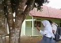 Niatnya Mau Romantis, Sepasang Anak SMA Ini Malah Kejungkal Pas Main Ayunan