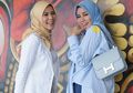 Adu Gaya Fashion Hijab Olla Ramlan VS Cynthia Ramlan Pakai Tunik Brokat Kembar