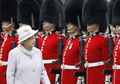 10 Fakta Queen's Guard, Para Tentara Penjaga Istana Inggris Bertopi Besar, Salah Satunya Harus Pingsan dengan 'Disiplin'