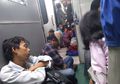 Nasib Pemudik Kereta Api Anjlok, Terlantar Hingga Rela Tidur di Lorong Gerbong