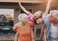 3 Manfaat Baik Membesarkan Anak Dekat dengan Kakek dan Nenek