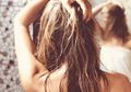Duh, Mengeringkan Rambut Alami Lebih Bahaya Dibanding Pakai Hair Dryer