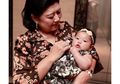 Temani SBY Ziarah, Putri Cilik Ibas Yudhoyono Luapkan Rindunya Pada Sang Nenek, Peluk Erat Nisan Ani Yudhoyono