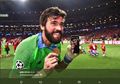 Cara Unik Alisson Becker Pamer Medali Juara Liga Champions pada Sang Istri