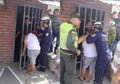 Duh, Menguping Tetangga, Kepala Wanita Ini Terjebak di Sela Pagar Besi Selama 5 Jam