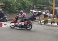 Viral Video Kepala Pembonceng 'Kesangkut' Karena Terobos Palang Perlintasan Kereta Api