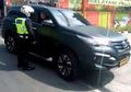 Mobil Berpelat Dinas Polisi yang Bawa Penumpang Wanita Diberhentikan di Jalur Puncak