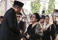 Momen Jabat Tangan Megawati dan SBY Jadi Sorotan, Ini 3 Jabat Tangan Bersejarah yang Mengubah Dunia