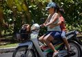 Jarang Orang Tahu, Ternyata Begini Posisi Berboncengan yang Benar