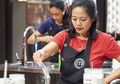 Perkenalkan Peyek Kacang di Ajang Masterchef Australia, Tati Carlin Dipuji Chef Dunia: 'I Love It!'