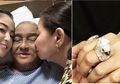 Sedih karena Kondisi Kesehatan Ayahnya, Dewi Perssik Hibur Sang Ibu dengan Hadiah Cincin Berlian Mewah