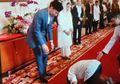 Kompak Menghindar, Begini Respon Jokowi dan Istri Saat Sesosok Pria Misterius Bersujud Dihadapan Mereka