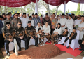 9 Hari Kepergian Ibu Ani Yudhoyono, Keluarga SBY Tampil Kompak Pakai Batik Saat Ziarah ke Makam