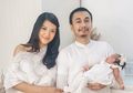 Sering Ditanya Warganet Cara Gendong Bayi Baru Lahir, Anissa Aziza Bagikan Tips Gendong Bayi Menggunakan Baby Carrier