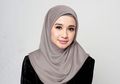 Inspirasi Outfit Hijab Warna Toska ala Laudya Cynthia Bella, Stylish Banget!
