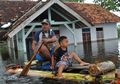 Jembatan Roboh, Foto-foto Pengungsi Banjir Bandang di Konawe Utara