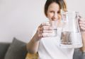 Minum Air Putih Saat Perut Kosong Ternyata Punya Banyak Manfaat untuk Tubuh, Moms Wajib Tahu!