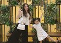 Intip Gaya Kompak Ayu Ting Ting dan Bilqis Pakai Baju Putih Saat Liburan