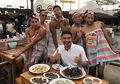 Tubuh Kekarnya Dibalut Tank Top dan Hot Pants, Pria-pria Berotot Ini Sukses Jadi Penglaris Restauran di Thailand, Berlagak Manja Sambil Suguhkan Hidangan ke Pelanggan