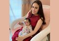 Penampilan Momo Geisha saat Gendong Anak Pakai Jarik Jadul Jadi Sorotan