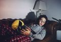 Jangan Lakukan Lagi! Tidur di Depan TV yang Menyala Buat Risiko Terkena Obesitas Meningkat