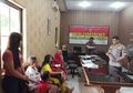 Bully Teman di Facebok, Emak-emak Di Kalimantan Diamankan Polisi Sambil Gendong Anak-anaknya