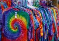 Mau Tampil Keren? Coba Berkreasi Menggunakan Teknik Tie Dye