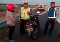 Ngakunya Kesasar, Seorang Perempuan Pengendara Motor Terobos Jalan Tol Hingga Ribut dengan Petugas