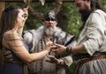 Tak Ada Gaun Putih, di Bawah Bulan Purnama Pengantin Ini Menikah dengan Tradisi Viking, Lengkap dengan Persembahan Darah