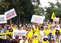 Berbondong-bondong ke Gedung MK, Massa Berbaju Kuning Ngaku Datang dari Tegal, Jawa Tengah