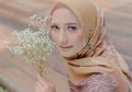 Inspirasi Model Busana Bridesmaid Hijab ala Mega Iskanti, Simpel Tapi Manis!