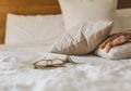 Hati-hati, Jangan Taruh 5 Hal Ini di Bawah Bantal! Bisa Bikin Kualitas Tidur Anda Jadi Buruk
