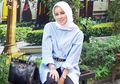 Fashion Hijab Olla Ramlan Kenakan Stocking Kaki Transparan yang Curi Perhatian