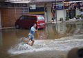 Banjir Tak Kunjung Surut, Kumpulan Anak Muda di Samarinda Beri Sindiran Lewat Wakeboarding