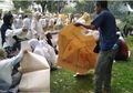 Suasana Massa Aksi Usai Lakukan Demo Tuntutan Pilpres 2019, Gelar Tikar dan Duduk Santai di Atas Rumput