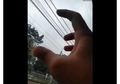 Viral! Kreatifnya Pengguna TikTok Ini, Gunakan Kabel Listrik Untuk Dipetik Jadi Lagu India Saat Menumpangi Kereta