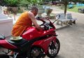 Biksu Ini Rapalkan Mantra dan Beri Bunga Sesaji pada Sebuah Sepeda Motor, Ternyata Tujuan Sebenarnya Sungguh Horor