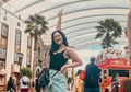 Pakai Tanktop Hitam Seksi, Ini Gaya Marion Jola Saat Berlibur ke Singapura