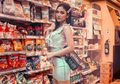 Cuma Duduk di Tangga, Tampilan Seksi Marion Jola Pakai Atasan Strapless Malah Jadi Sorotan