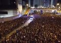 (Video) Ketika Lautan Massa yang Demo di Hong Kong ‘Terbelah Dua’ Saat Ambulans Lewat