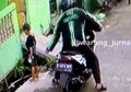 Lagi Asyik Kencing di Pinggir Jalan, HP Bocah Ini Dijambret dari Belakang Pria Berjaket Ojol