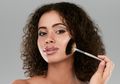 Bikin Wajah Glowing dengan Rekomendasi Highlighter Lokal Berikut Ini