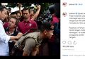 Viral Foto Ajudan Presiden Jokowi yang ‘Pinjami Punggung’ Untuk Jadi Bantalan Tanda Tangan, Pernah Dilakukan Soeharto dan SBY Juga